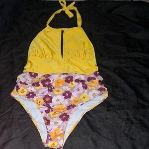One piece swimsuit 👙
